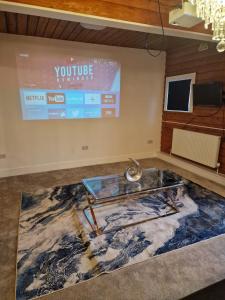 una sala de conferencias con una mesa de cristal en el suelo en Kaoglen Warren - Pet friendly - Hot Tub - Cairngorms en Blairgowrie