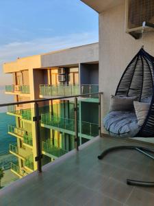 - Balcón con hamaca en la parte superior de un edificio en The Fresh Wave hotel, en Batumi