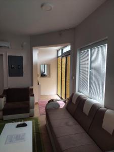 ein Wohnzimmer mit einem Sofa und einem Tisch in der Unterkunft Comfort in Pirot