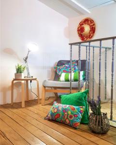 een kamer met een bed en kussens op een houten vloer bij Casa dos chocalhos-Piscina-Perto Praia Fluvial-Vista incrível e sossego in Mértola