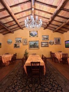 een grote eetkamer met tafels en een kroonluchter bij L'antico Granaio in Paliano
