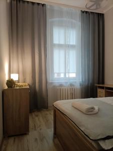 Säng eller sängar i ett rum på Apartament Marysia Sławno