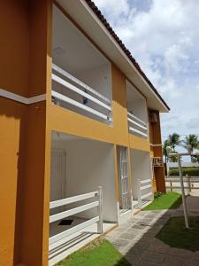 una casa de color amarillo y blanco en Privê Recanto da Enseada - Serrambi en Porto De Galinhas