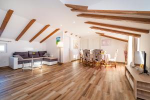 Ruang duduk di Bistra Pakoštane Apartments