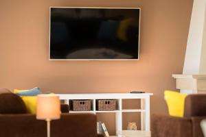 Telewizja i/lub zestaw kina domowego w obiekcie Hvaretta Villas