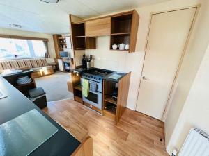 尚克林2 Bedroom Caravan NV16, Lower Hyde, Shanklin, Isle of Wight的客房内的厨房配有炉灶烤箱