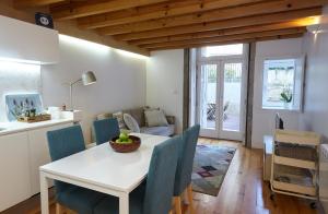 cocina y sala de estar con mesa y sillas en ChillHouse_Porto en Oporto