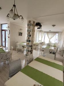 een eetkamer met tafels en stoelen en een pilaar bij Hotel Dorobanti in Iaşi