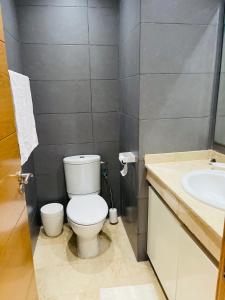 La salle de bains est pourvue de toilettes et d'un lavabo. dans l'établissement Superbe Appartement au coeur de Casablanca, à Casablanca