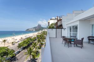 balkon ze stołem i krzesłami oraz plażą w obiekcie Cobertura em Ipanema com vista para mar - VSC1 Z1 w mieście Rio de Janeiro