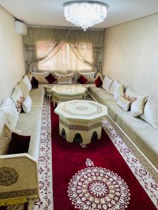 - un salon avec un canapé et une table dans l'établissement Superbe Appartement au coeur de Casablanca, à Casablanca