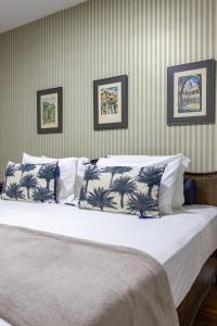 a bedroom with a large bed with blue and white pillows at Cobertura em Ipanema com vista para mar - VSC1 Z1 in Rio de Janeiro
