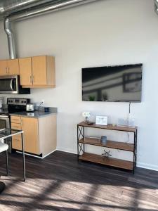 a room with a kitchen with a tv on the wall at Apt Downtown Detroit with VIEW in Detroit