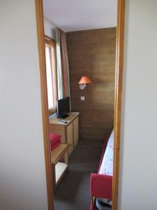 een kleine kamer met een bureau en een spiegel bij Appartement 644 au pied des pistes de Belle Plagne in La Plagne Tarentaise