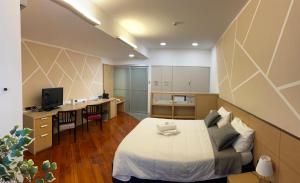 1 dormitorio con 1 cama y escritorio con ordenador en Central Loft 24, en Turín