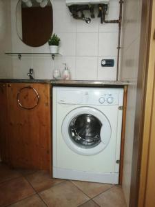 una lavatrice e asciugatrice in una piccola stanza di Casa di Simone a Como