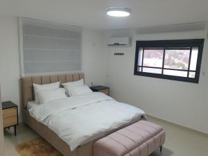 Postel nebo postele na pokoji v ubytování רותם רויאל