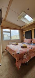 ein Schlafzimmer mit einem großen Bett in einem Zimmer in der Unterkunft Blue Water Breaks - Dawlish Warren in Dawlish