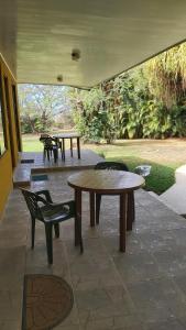 un patio con due tavoli e due sedie sopra di Quinta Celeste a La Garita
