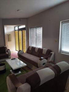 ein Wohnzimmer mit einem Sofa und einem Tisch in der Unterkunft Comfort in Pirot