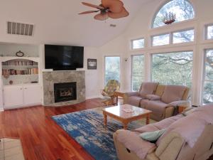 TV a/nebo společenská místnost v ubytování Hook, Wine, and Stinkers