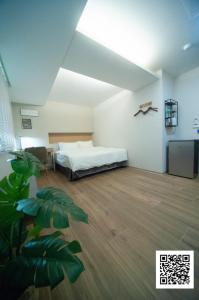 1 dormitorio con 1 cama en una habitación en 虎尾小9窩 en Huwei