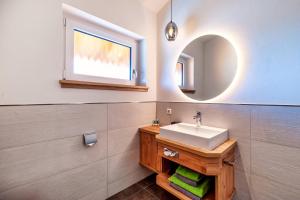 ein Bad mit einem Waschbecken und einem Spiegel in der Unterkunft Landhotel zum Wagen in Achern