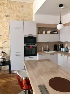 O bucătărie sau chicinetă la Fantastic 3-Room apartment heart of les Chartrons - Bordeaux