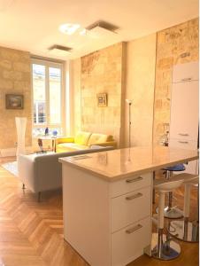 Virtuve vai virtuves zona naktsmītnē Fantastic 3-Room apartment heart of les Chartrons - Bordeaux