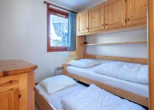 モルジヌにあるPICARON A5の小さな部屋の二段ベッド2台、デスクが備わります。