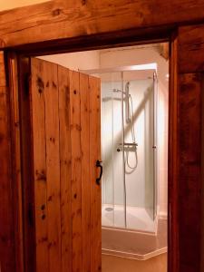 La salle de bains est pourvue d'une douche avec une porte en verre. dans l'établissement Chavasse House, Chavasse Farm, Somme, à Hardecourt-aux-Bois
