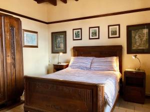 sypialnia z dużym drewnianym łóżkiem i 2 szafkami nocnymi w obiekcie Chavasse House, Chavasse Farm, Somme w mieście Hardecourt-aux-Bois
