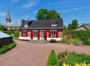 Hardecourt-aux-Bois的住宿－Chavasse House, Chavasse Farm, Somme，黑色屋顶的红白色房子