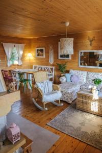 una sala de estar con un sofá y una mesa en Alemiło - dom w górach z balią, en Zawoja 77 fotos más