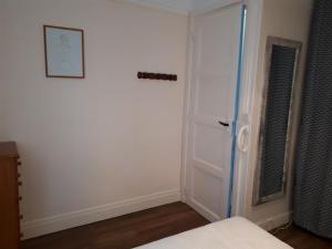 - une chambre avec une porte et une photo sur le mur dans l'établissement LA PLAGE, à Berck-sur-Mer
