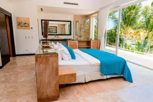sypialnia z łóżkiem i dużym oknem w obiekcie Best Private Cocotal Villas in Punta Cana w Punta Cana