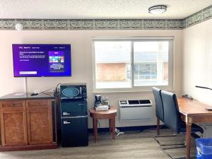 an office with a desk and a table and a window at Coast Riders Inn in San Simeon