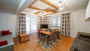 Televízia a/alebo spoločenská miestnosť v ubytovaní Apartamenty Sun & Snow Resorts F Białka Tatrzańska z sauną