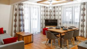 Televízia a/alebo spoločenská miestnosť v ubytovaní Apartamenty Sun & Snow Resorts F Białka Tatrzańska z sauną