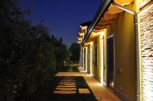 un couloir d'un immeuble avec des lumières allumées dans l'établissement Agriturismo ai Ciliegi, à Bardolino