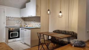 una pequeña cocina con mesa y comedor en Apartments near Belgrade Waterfront en Belgrado