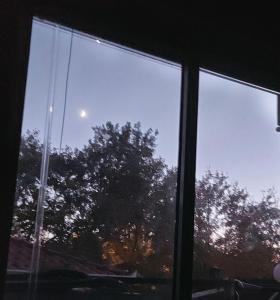 una ventana con vistas a un árbol y a la luna en FBM Anagenessis - Ευ Ζην en Edessa