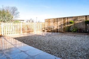 een patio met een houten hek en een tafel bij Liberty Redcar in Redcar