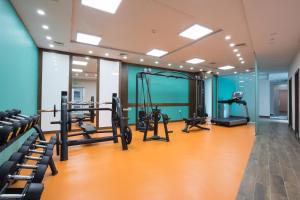 einen Fitnessraum mit Laufbändern und Crosstrainern in der Unterkunft B1 Boutique Hotel Sofia in Sofia