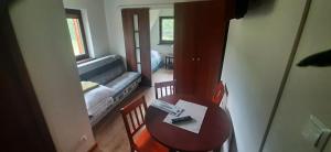 um quarto com uma mesa e cadeiras e um sofá em Apartamenty Pod Caryńską em Ustrzyki Górne