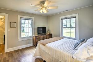 1 dormitorio con 1 cama, TV y 2 ventanas en Pet-Friendly Greensboro Vacation Rental!, en Greensboro