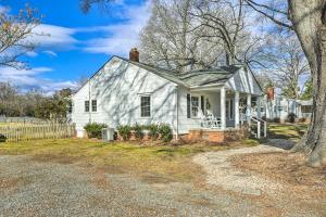 Una casa blanca con un árbol delante. en Pet-Friendly Greensboro Vacation Rental!, en Greensboro