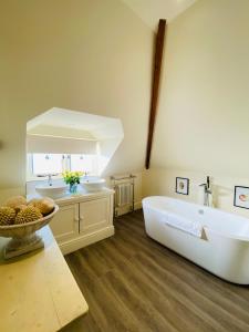 baño grande con bañera grande y 2 lavabos en Little Campden House, en Chipping Campden