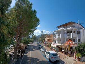 una calle con coches estacionados al lado de un edificio en Guest House Dolce Vita, en Cala Gonone