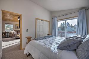 Voodi või voodid majutusasutuse Woodland Park Home with Stunning Mountain Views toas